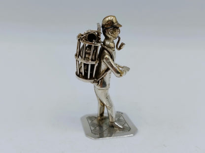 Zilveren miniatuur man met mand, J. Held, Amsterdam, ca. 1870