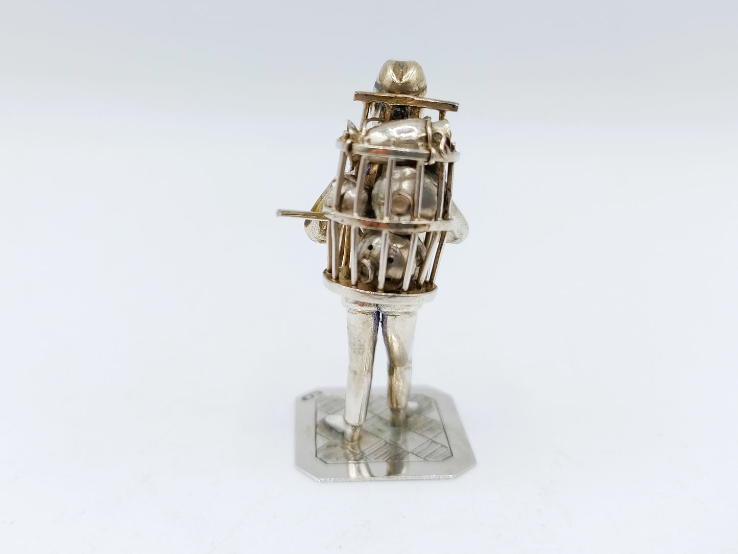 Zilveren miniatuur man met mand, J. Held, Amsterdam, ca. 1870