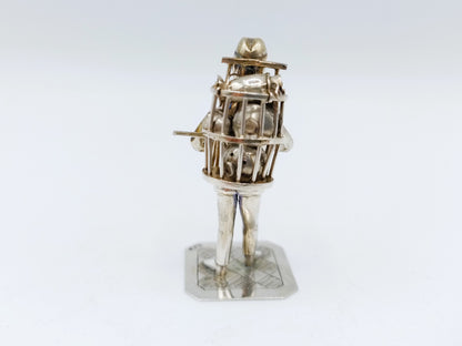 Zilveren miniatuur man met mand, J. Held, Amsterdam, ca. 1870