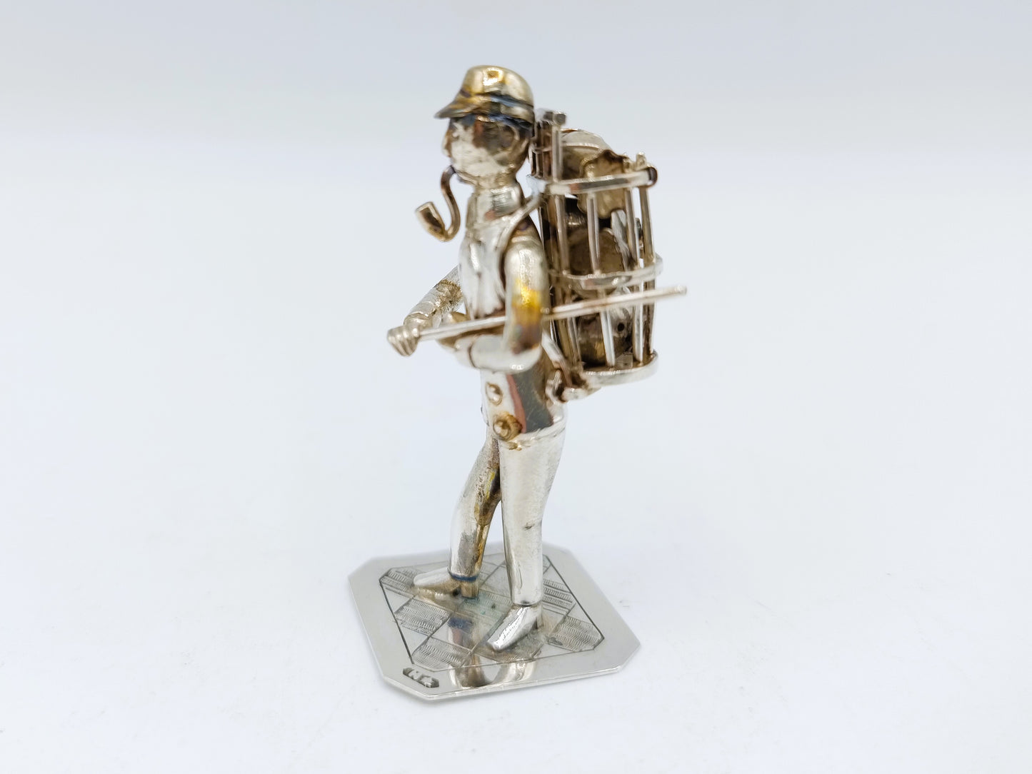 Zilveren miniatuur man met mand, J. Held, Amsterdam, ca. 1870
