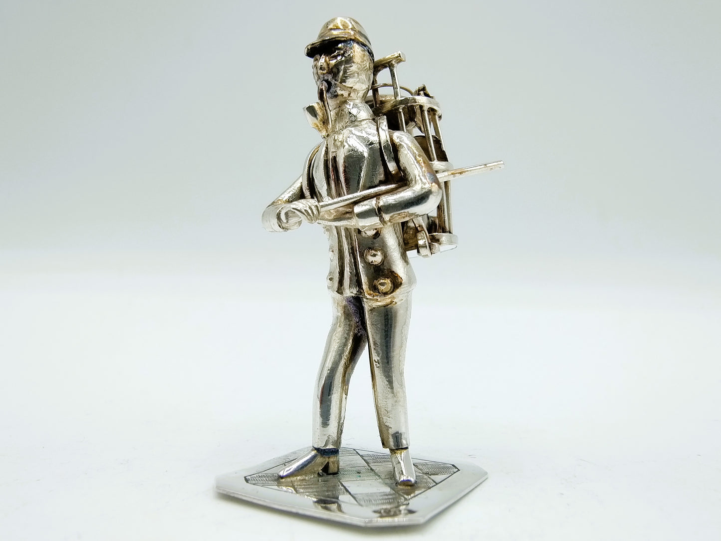 Zilveren miniatuur man met mand, J. Held, Amsterdam, ca. 1870