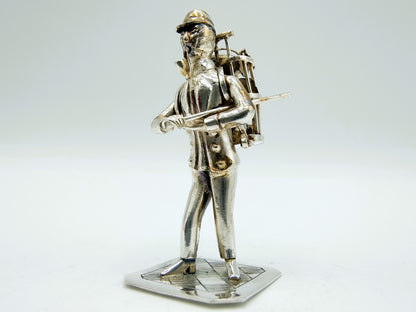 Zilveren miniatuur man met mand, J. Held, Amsterdam, ca. 1870