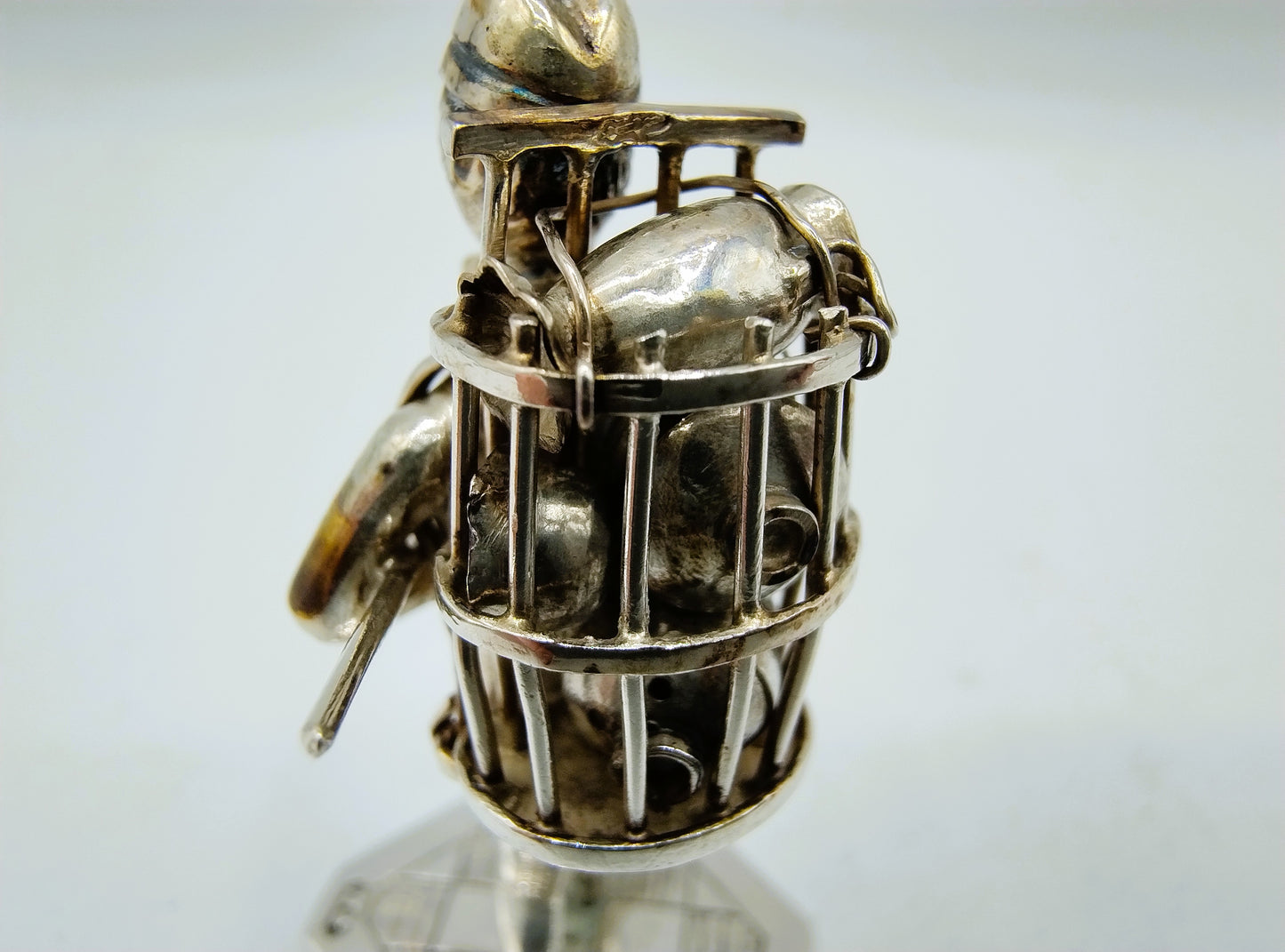 Zilveren miniatuur man met mand, J. Held, Amsterdam, ca. 1870