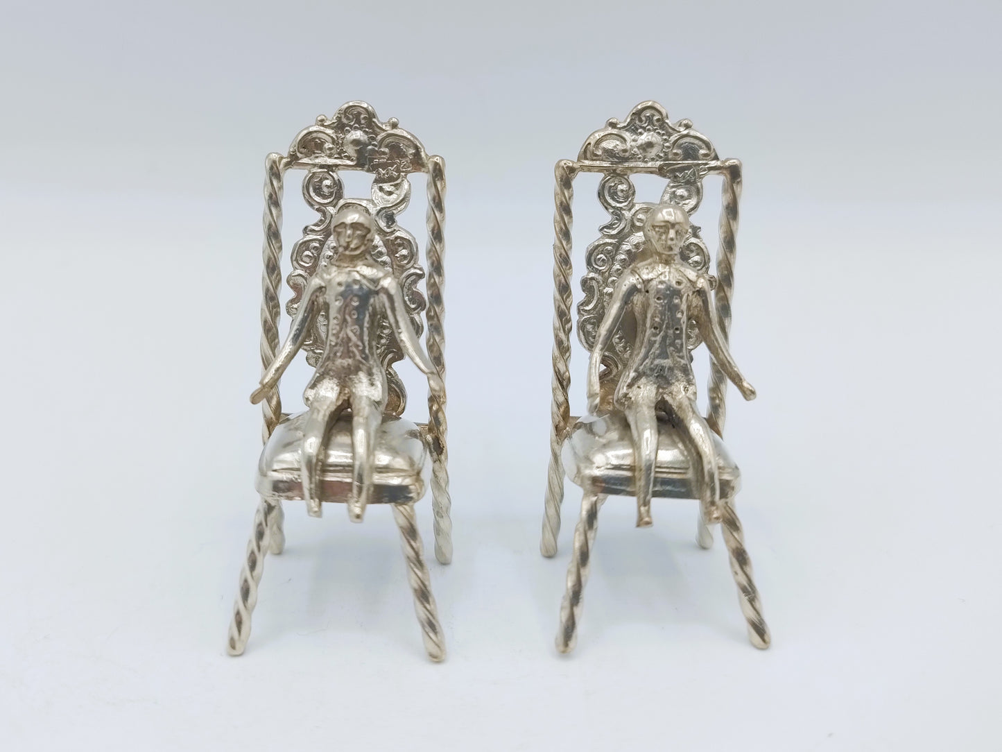 2 Zilveren miniatuur stoelen,  19e eeuws