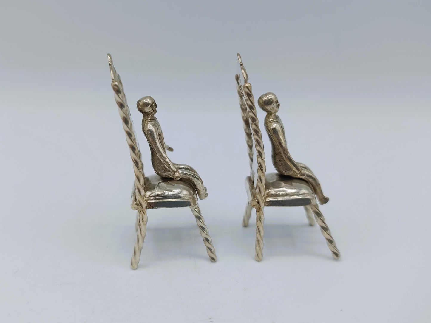 2 Zilveren miniatuur stoelen,  19e eeuws