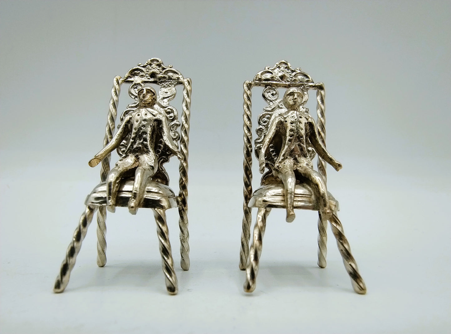2 Zilveren miniatuur stoelen,  19e eeuws