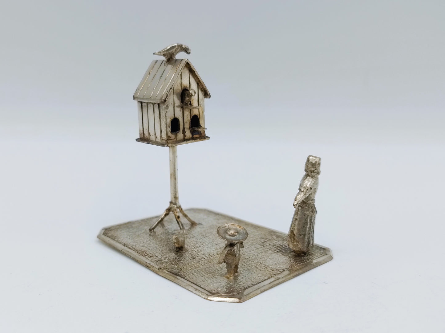 Zilveren miniatuur duiventil met moeder en dochter, H. Preyer, Hoorn, 1904