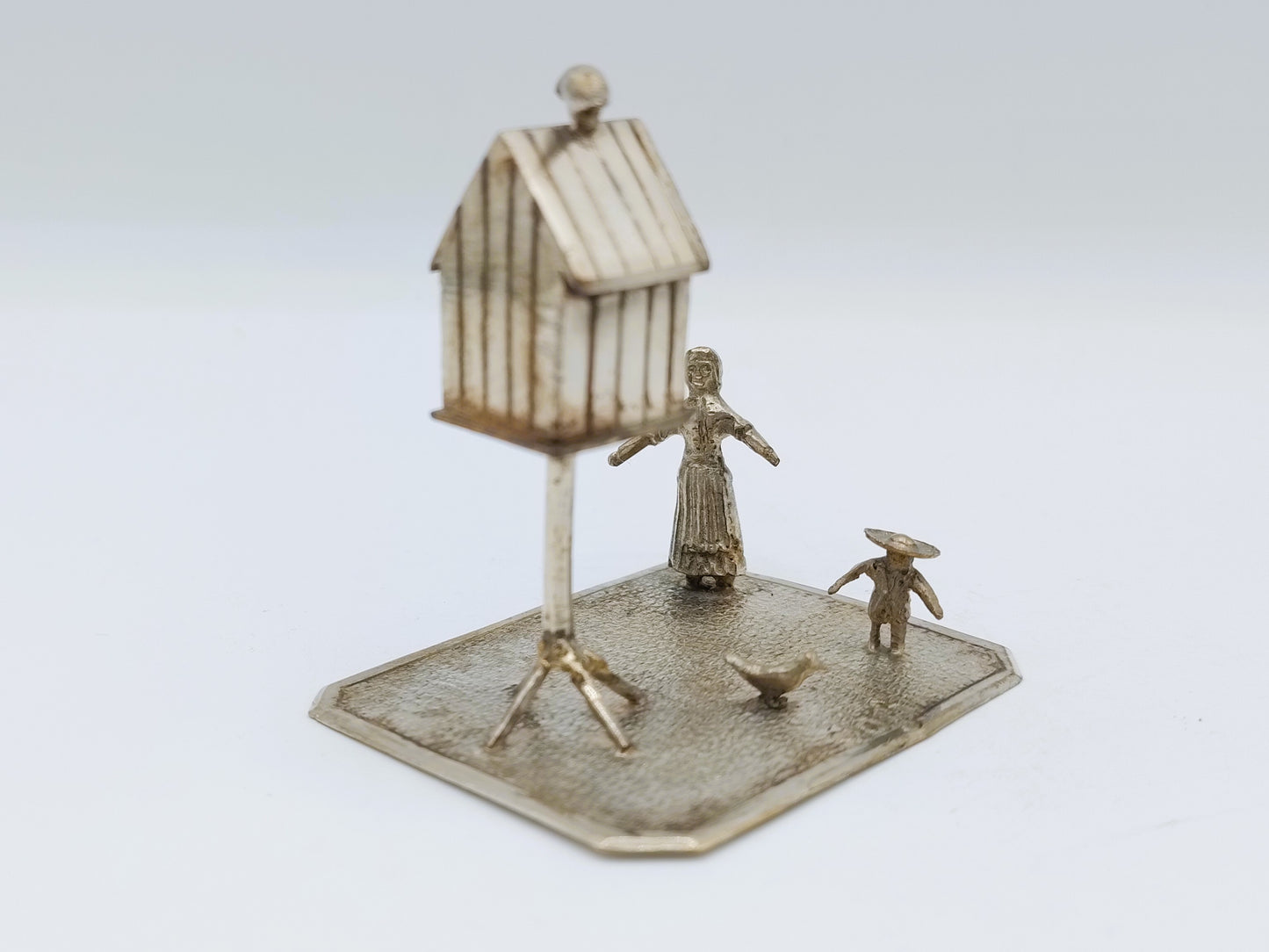 Zilveren miniatuur duiventil met moeder en dochter, H. Preyer, Hoorn, 1904