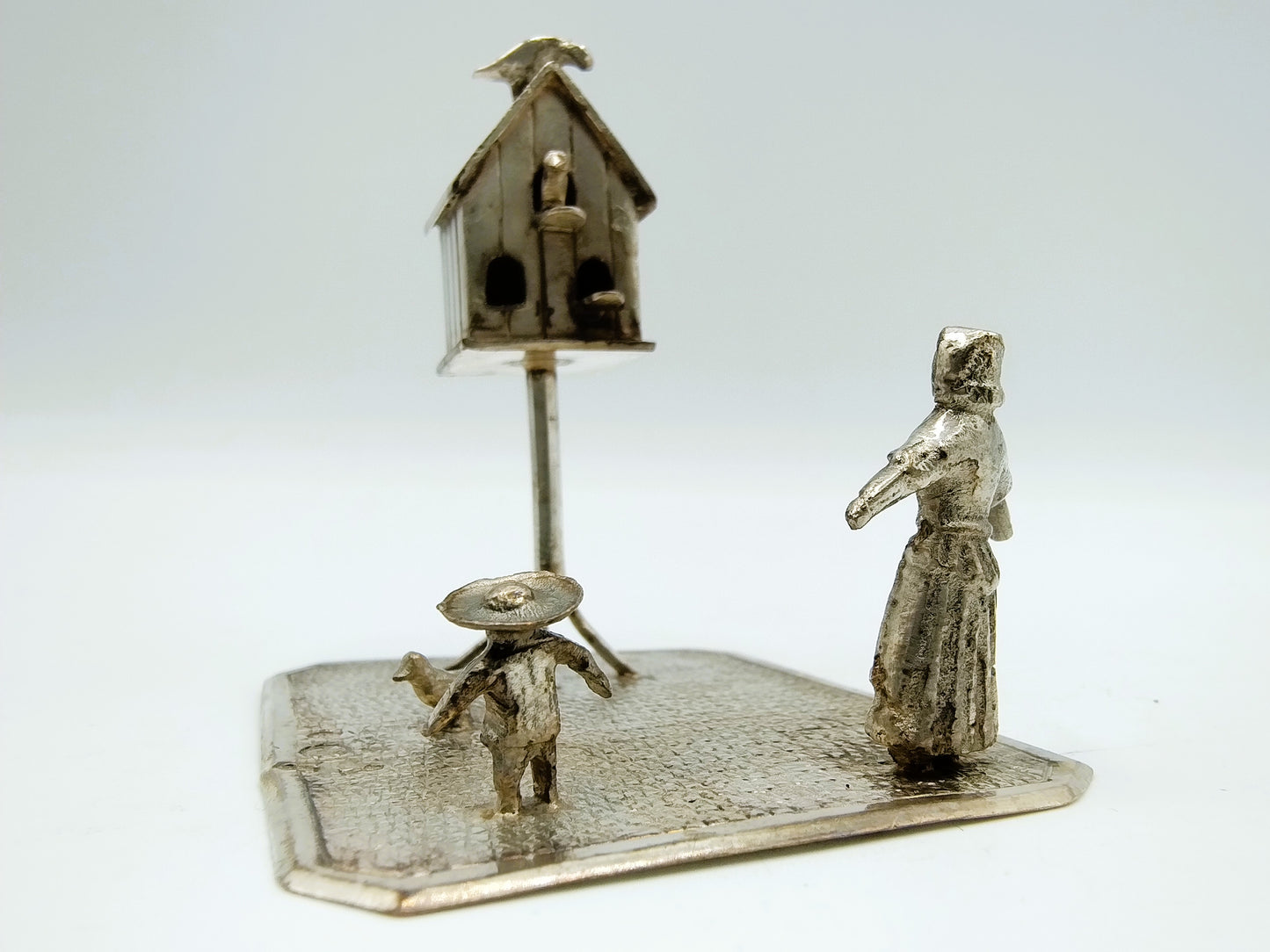 Zilveren miniatuur duiventil met moeder en dochter, H. Preyer, Hoorn, 1904