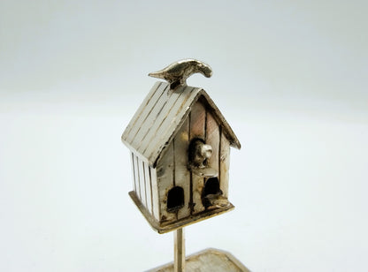 Zilveren miniatuur duiventil met moeder en dochter, H. Preyer, Hoorn, 1904