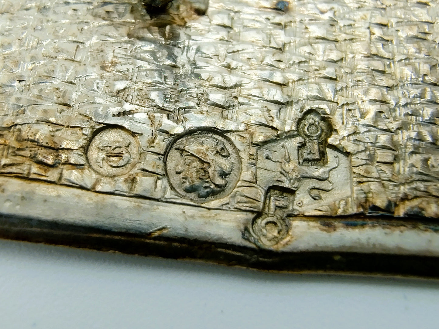 Zilveren miniatuur duiventil met moeder en dochter, H. Preyer, Hoorn, 1904