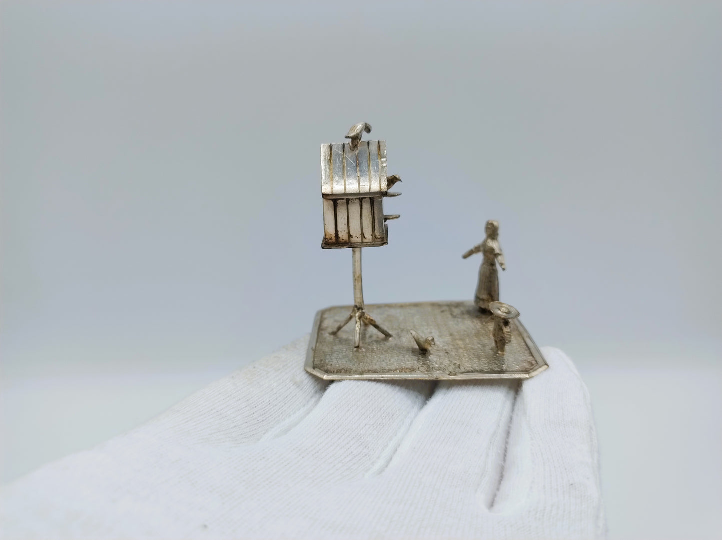 Zilveren miniatuur duiventil met moeder en dochter, H. Preyer, Hoorn, 1904