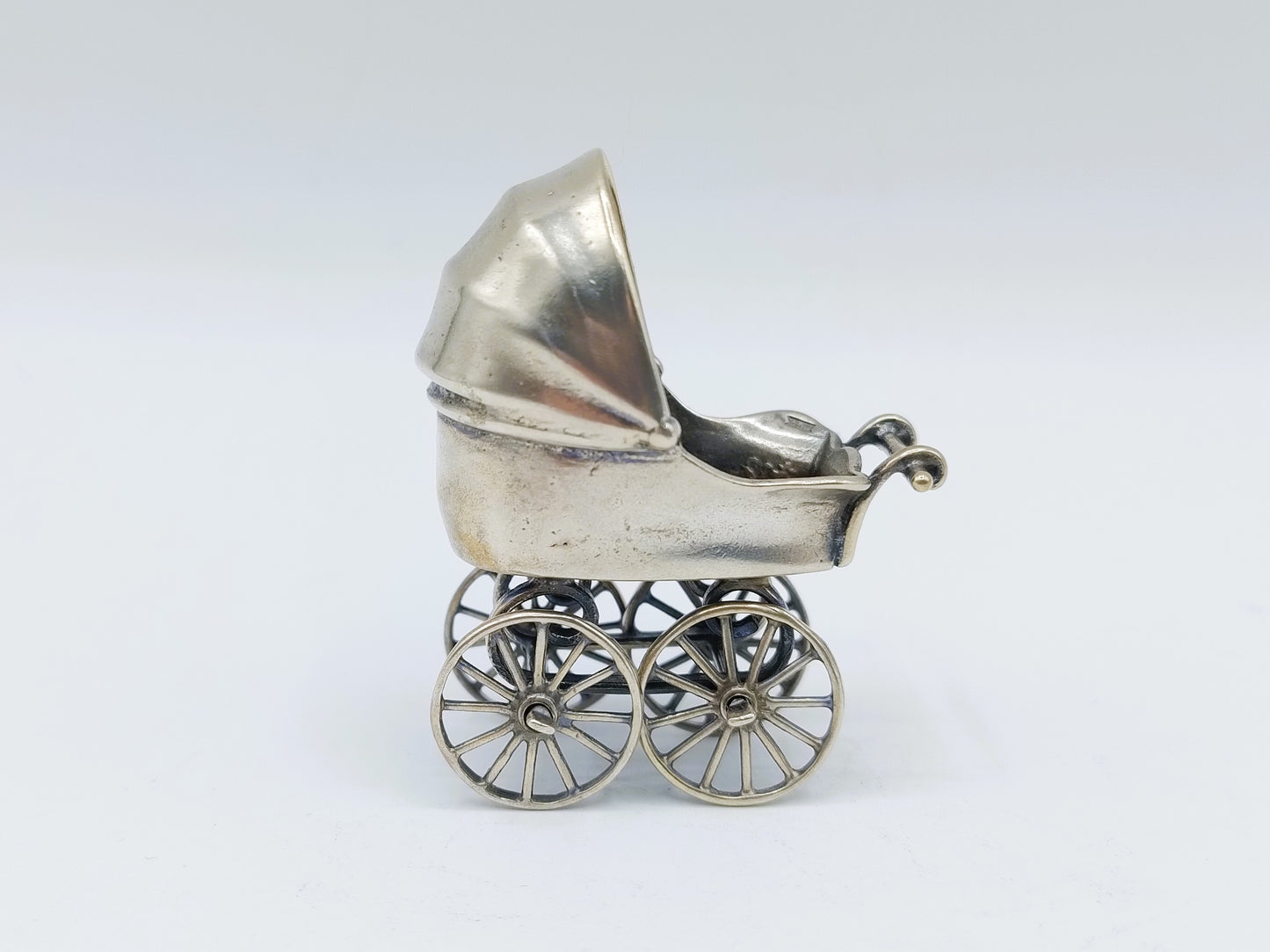 Zilveren miniatuur kinderwagen, J. Weeda, Haarlem, ca. 1980