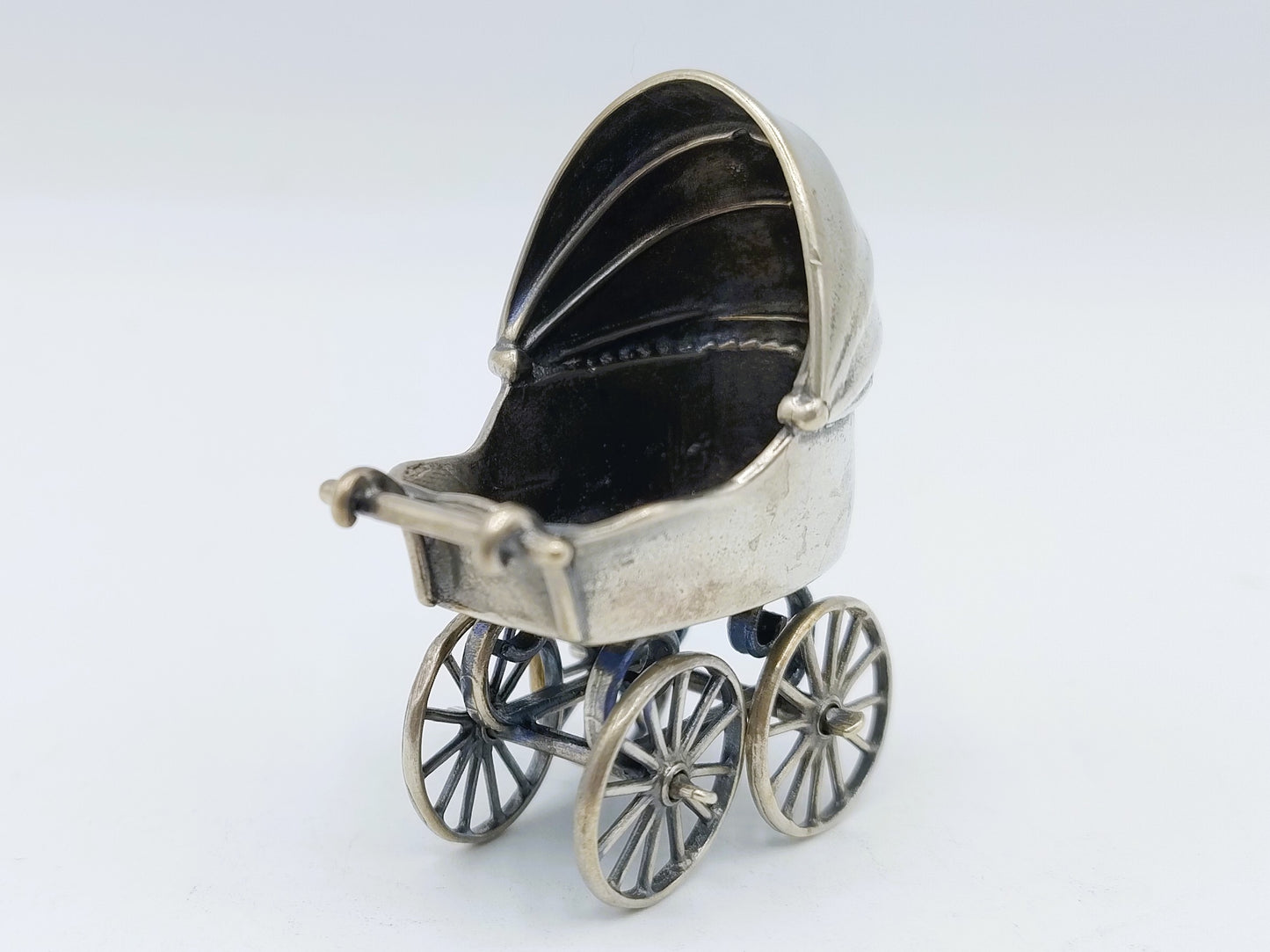 Zilveren miniatuur kinderwagen, J. Weeda, Haarlem, ca. 1980