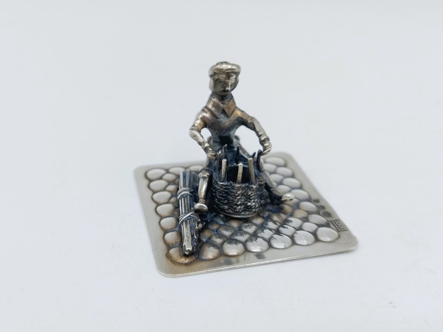 Zilveren miniatuur mandenmaker, Amsterdam, 1984