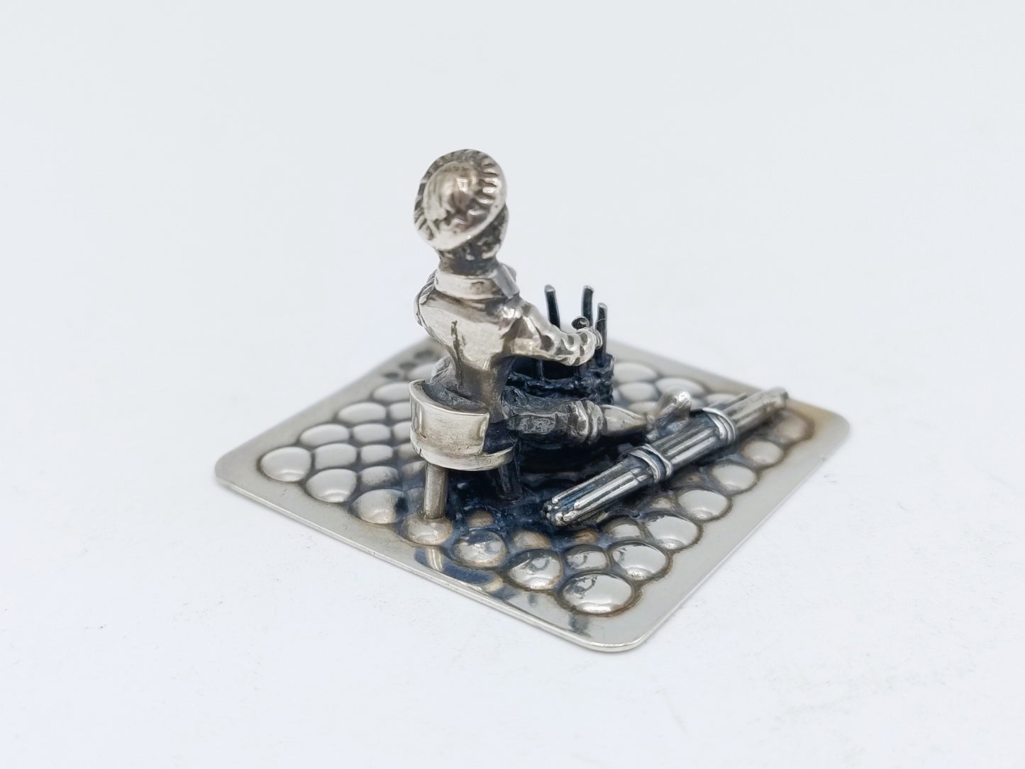 Zilveren miniatuur mandenmaker, Amsterdam, 1984