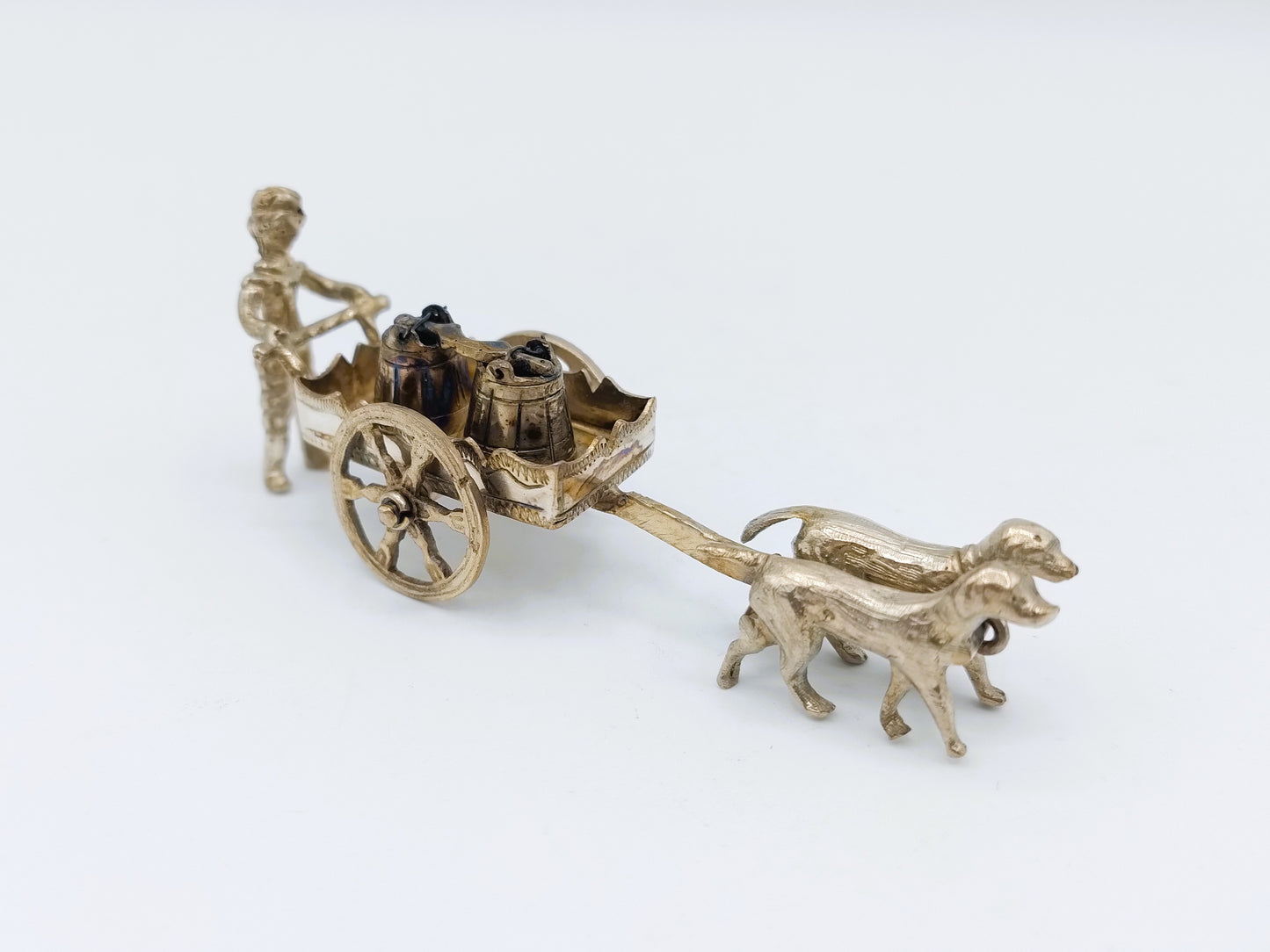 Miniatur-Mann aus Silber mit Hundewagen, 20. Jahrhundert