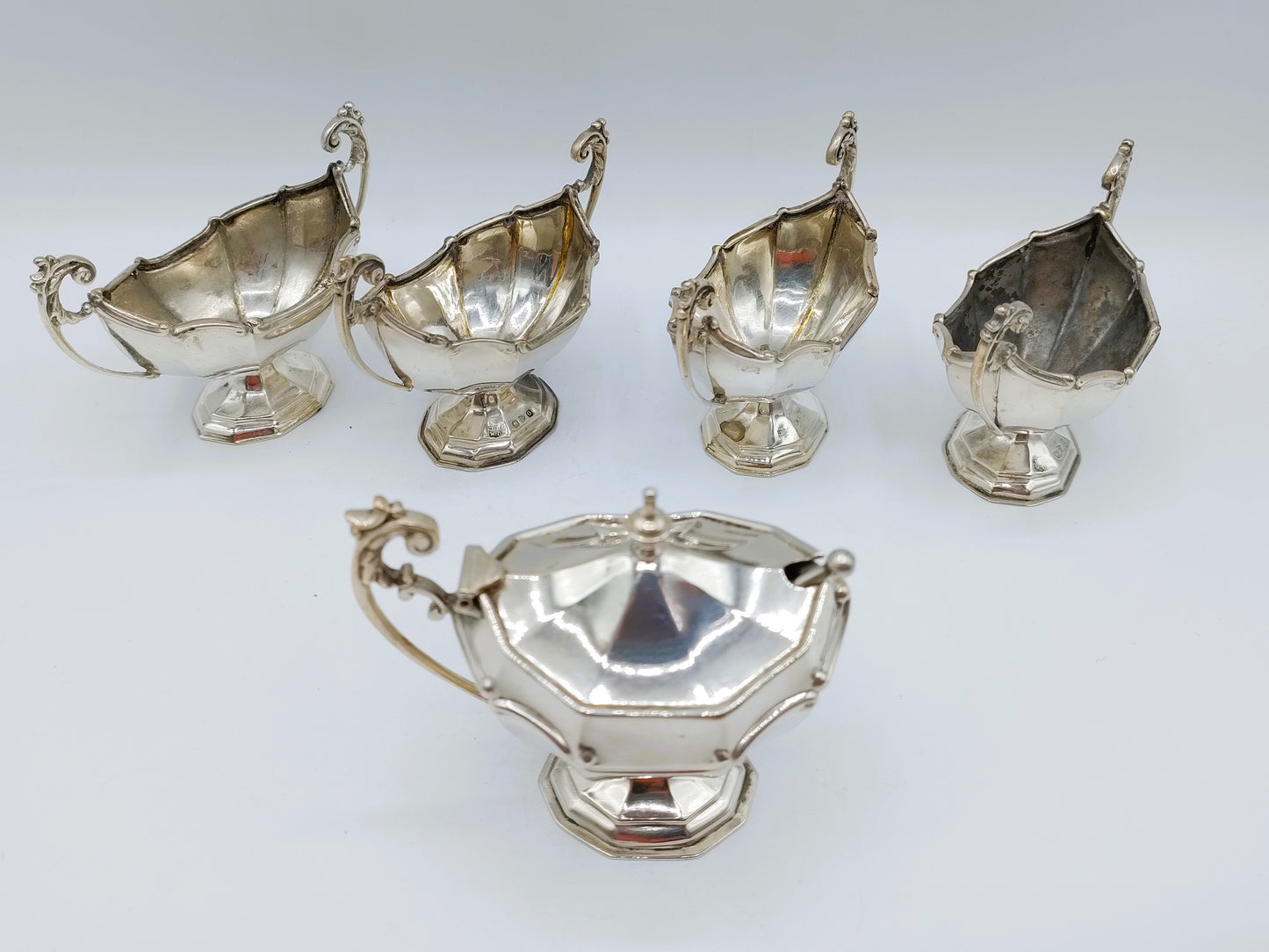 4 Zoutkommen + zoutvat met binnenbak en lepel, Deakin, Chester, 1897