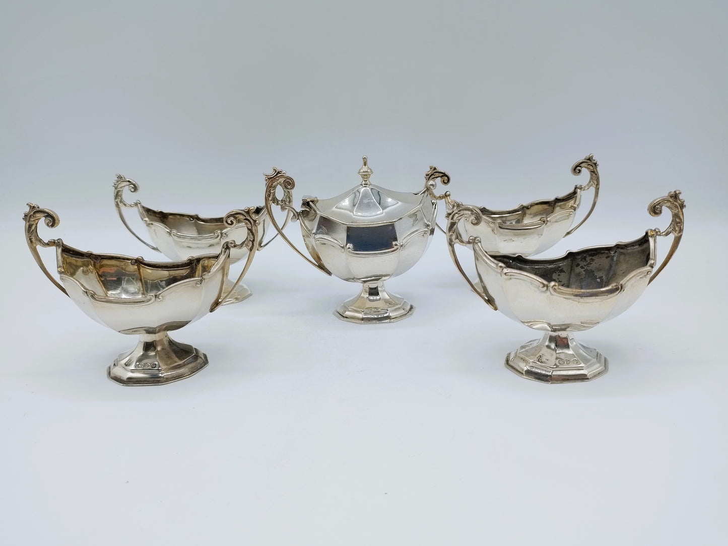 4 Zoutkommen + zoutvat met binnenbak en lepel, Deakin, Chester, 1897