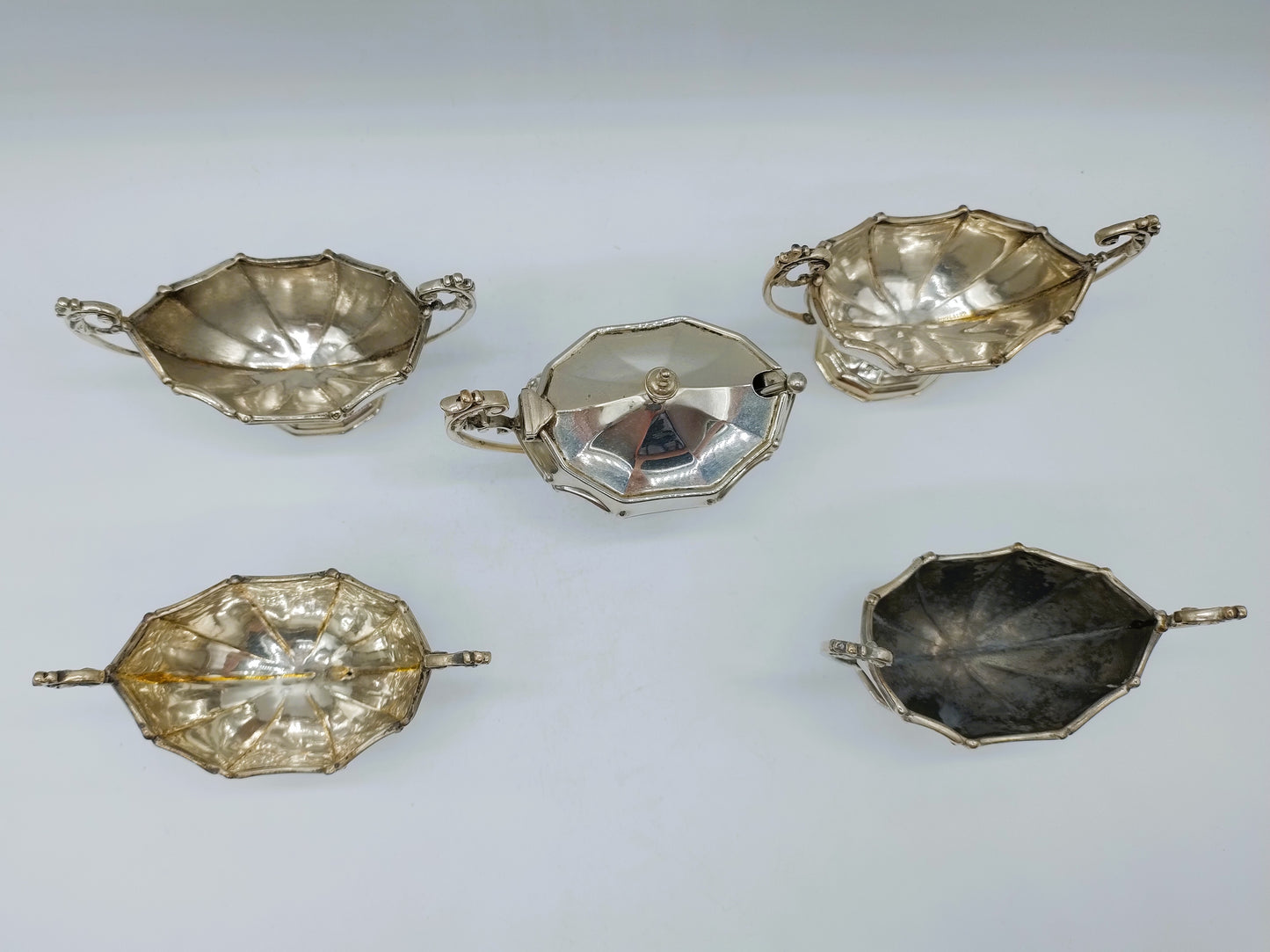 4 Zoutkommen + zoutvat met binnenbak en lepel, Deakin, Chester, 1897