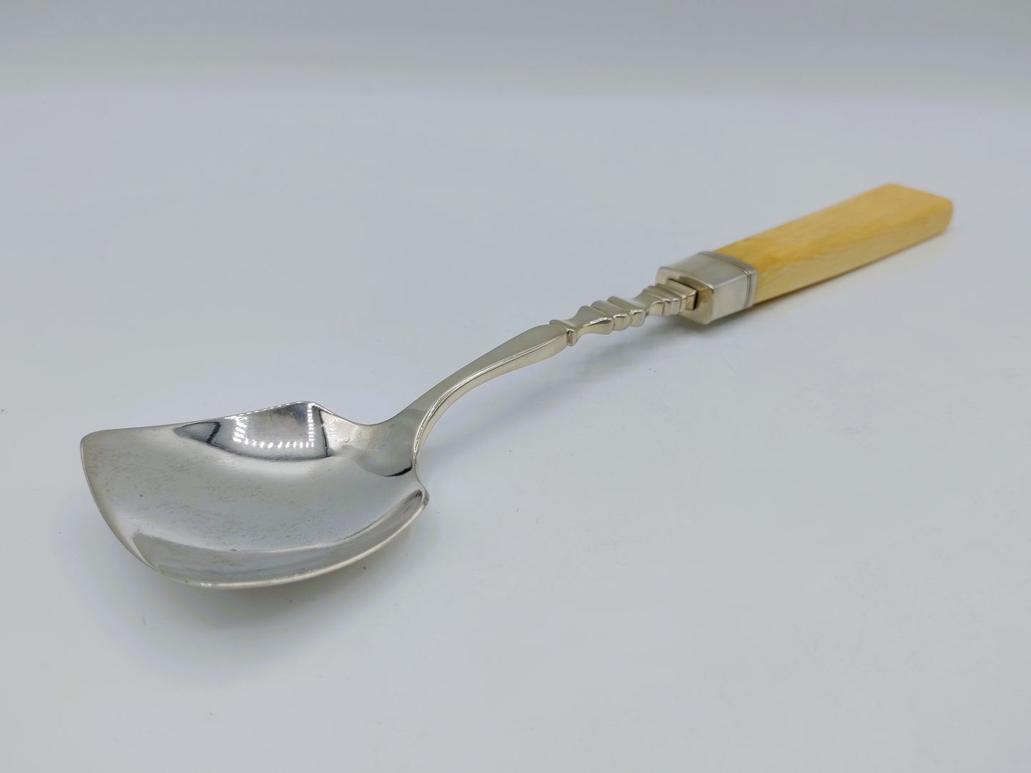 Zilveren ijslepel met benen heft, P.L. Uriot, Amsterdam, 1839