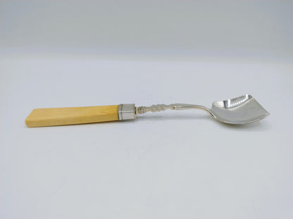 Zilveren ijslepel met benen heft, P.L. Uriot, Amsterdam, 1839