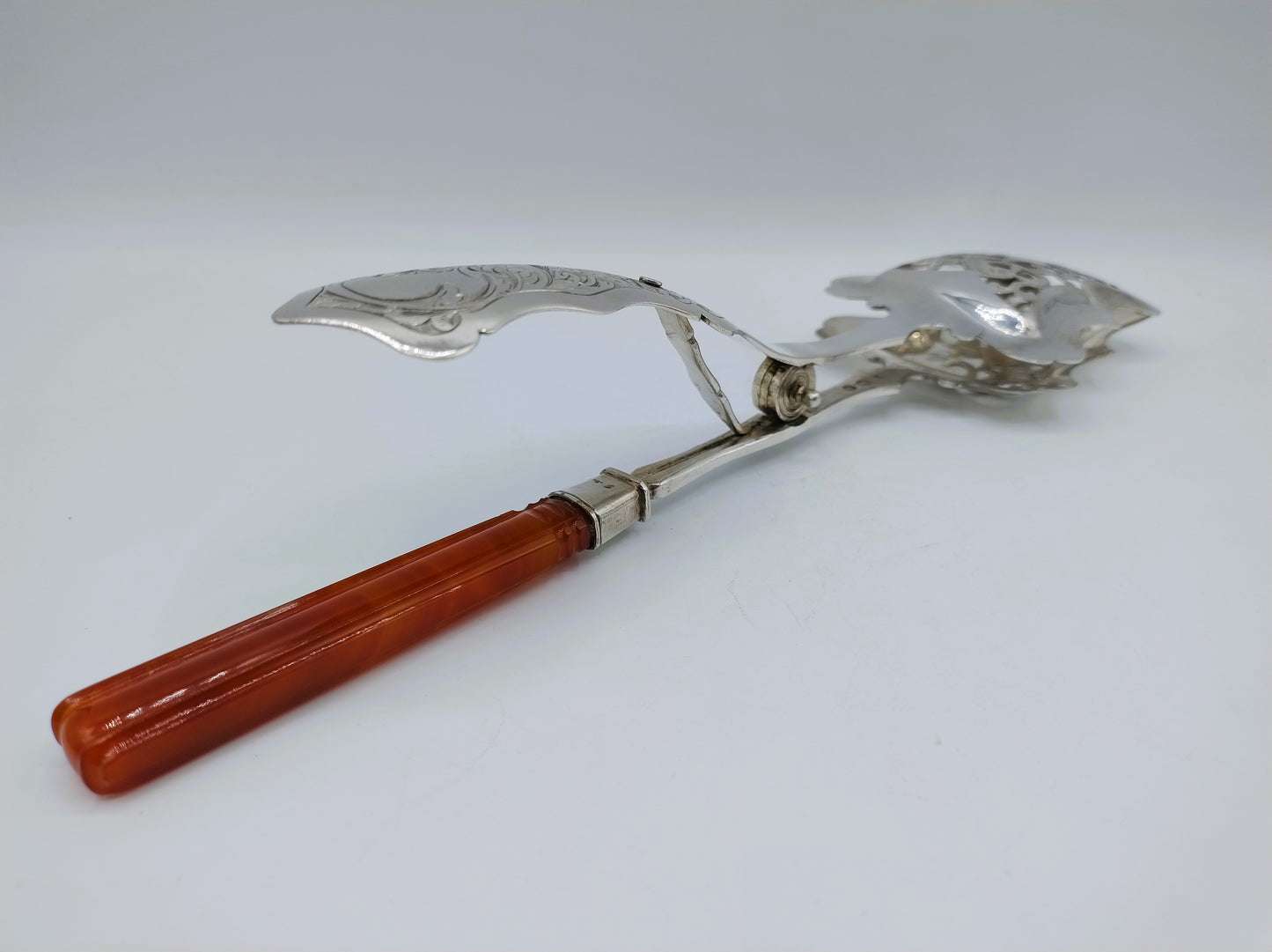 Zilveren serveertang met carneolen heft, J. van Wijk sr. Amsterdam, 1846