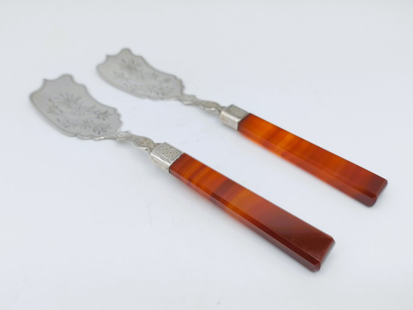 2 Zilveren botermesjes met carneolen heft, J. Kooiman, Schoonhoven, ca. 1890