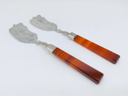 2 Zilveren botermesjes met carneolen heft, J. Kooiman, Schoonhoven, ca. 1890