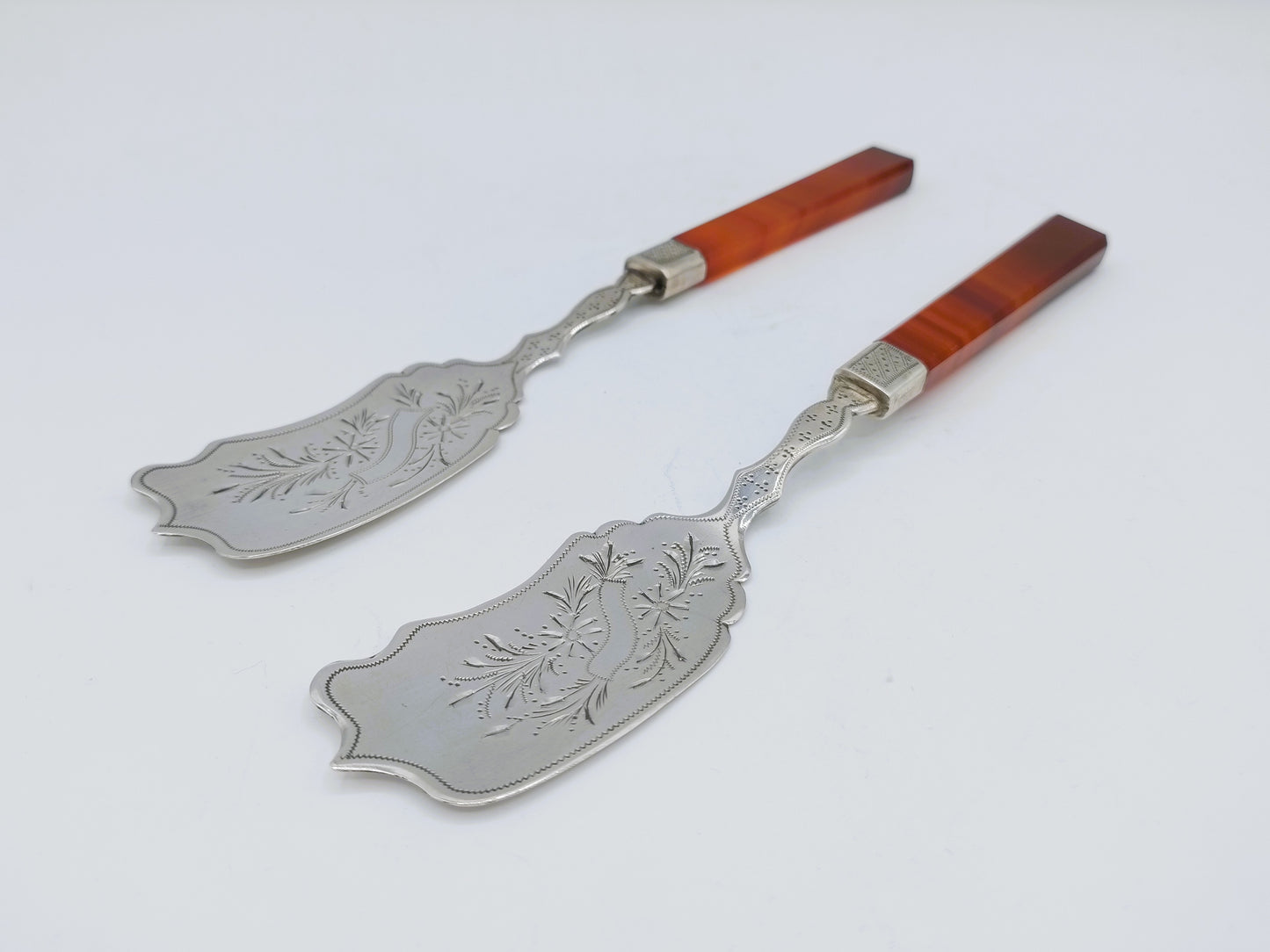 2 Zilveren botermesjes met carneolen heft, J. Kooiman, Schoonhoven, ca. 1890