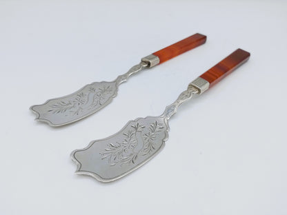 2 Zilveren botermesjes met carneolen heft, J. Kooiman, Schoonhoven, ca. 1890
