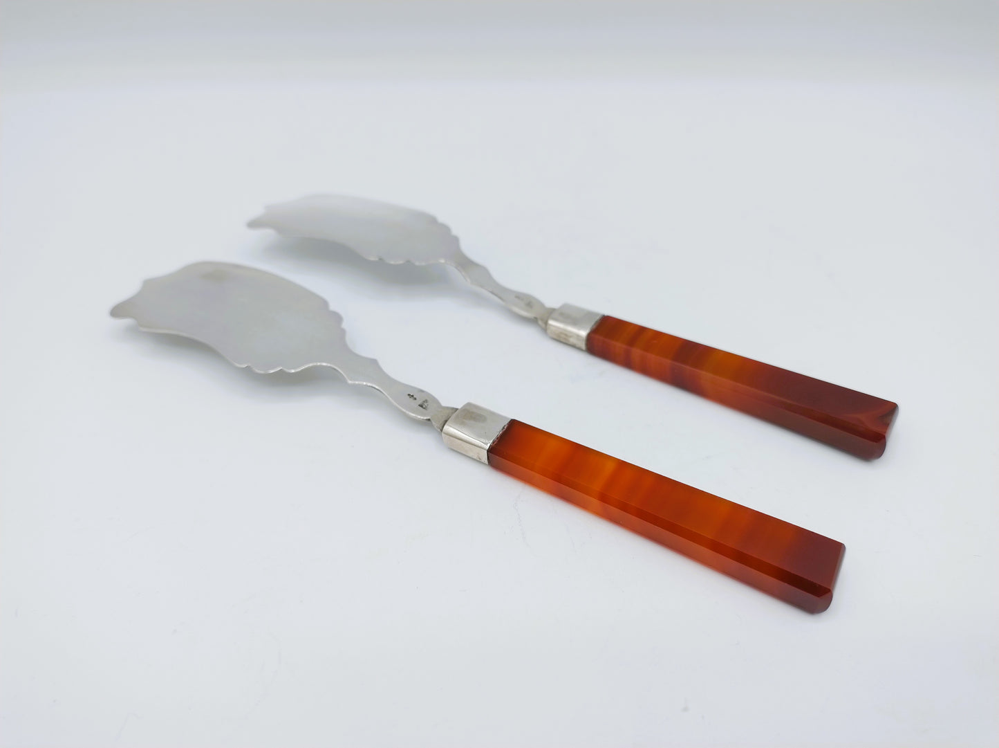 2 Zilveren botermesjes met carneolen heft, J. Kooiman, Schoonhoven, ca. 1890