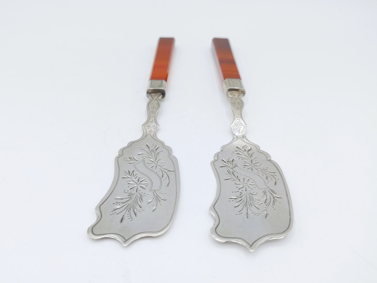 2 Zilveren botermesjes met carneolen heft, J. Kooiman, Schoonhoven, ca. 1890