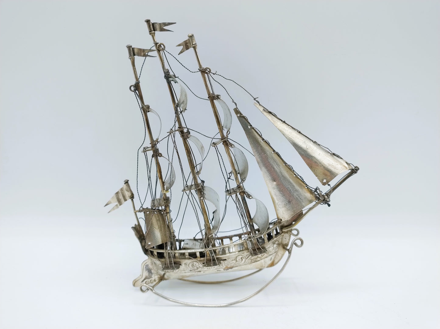 Grote zilveren miniatuur, driemaster, J. Postmus, Hoorn, 1918
