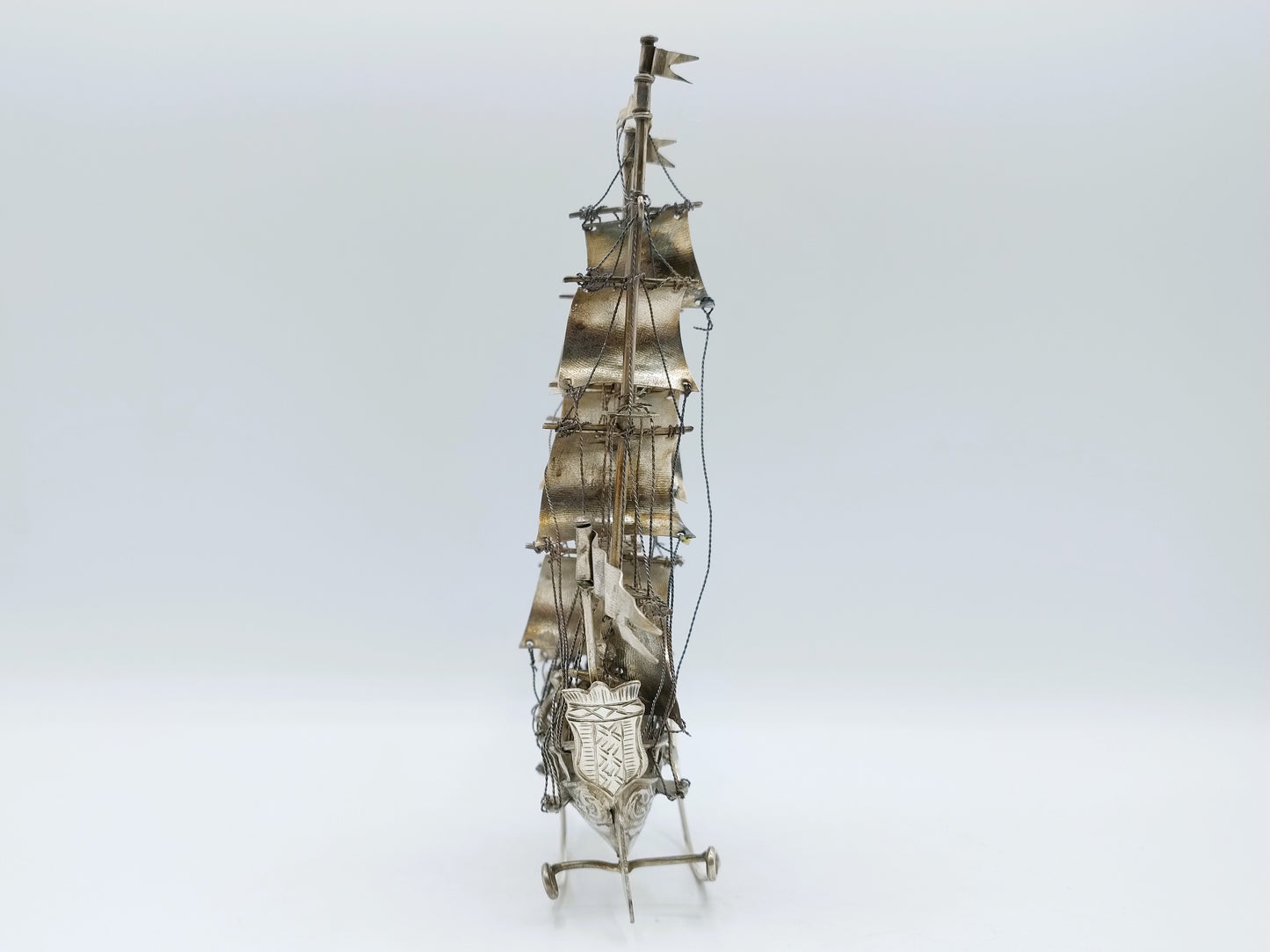 Grote zilveren miniatuur, driemaster, J. Postmus, Hoorn, 1918