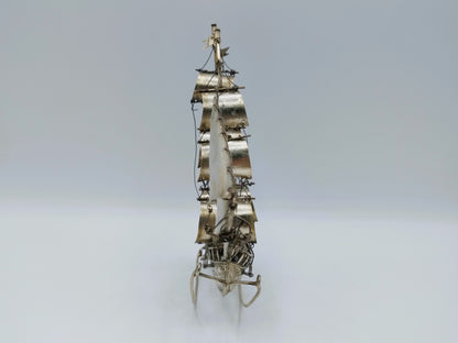 Grote zilveren miniatuur, driemaster, J. Postmus, Hoorn, 1918
