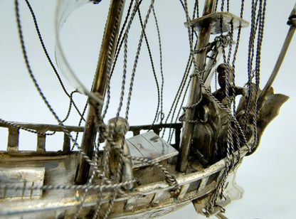 Grote zilveren miniatuur, driemaster, J. Postmus, Hoorn, 1918