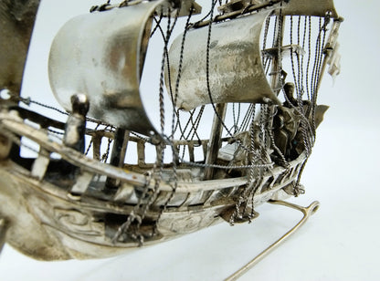 Grote zilveren miniatuur, driemaster, J. Postmus, Hoorn, 1918