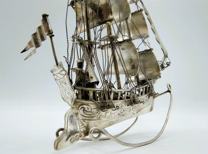 Grote zilveren miniatuur, driemaster, J. Postmus, Hoorn, 1918