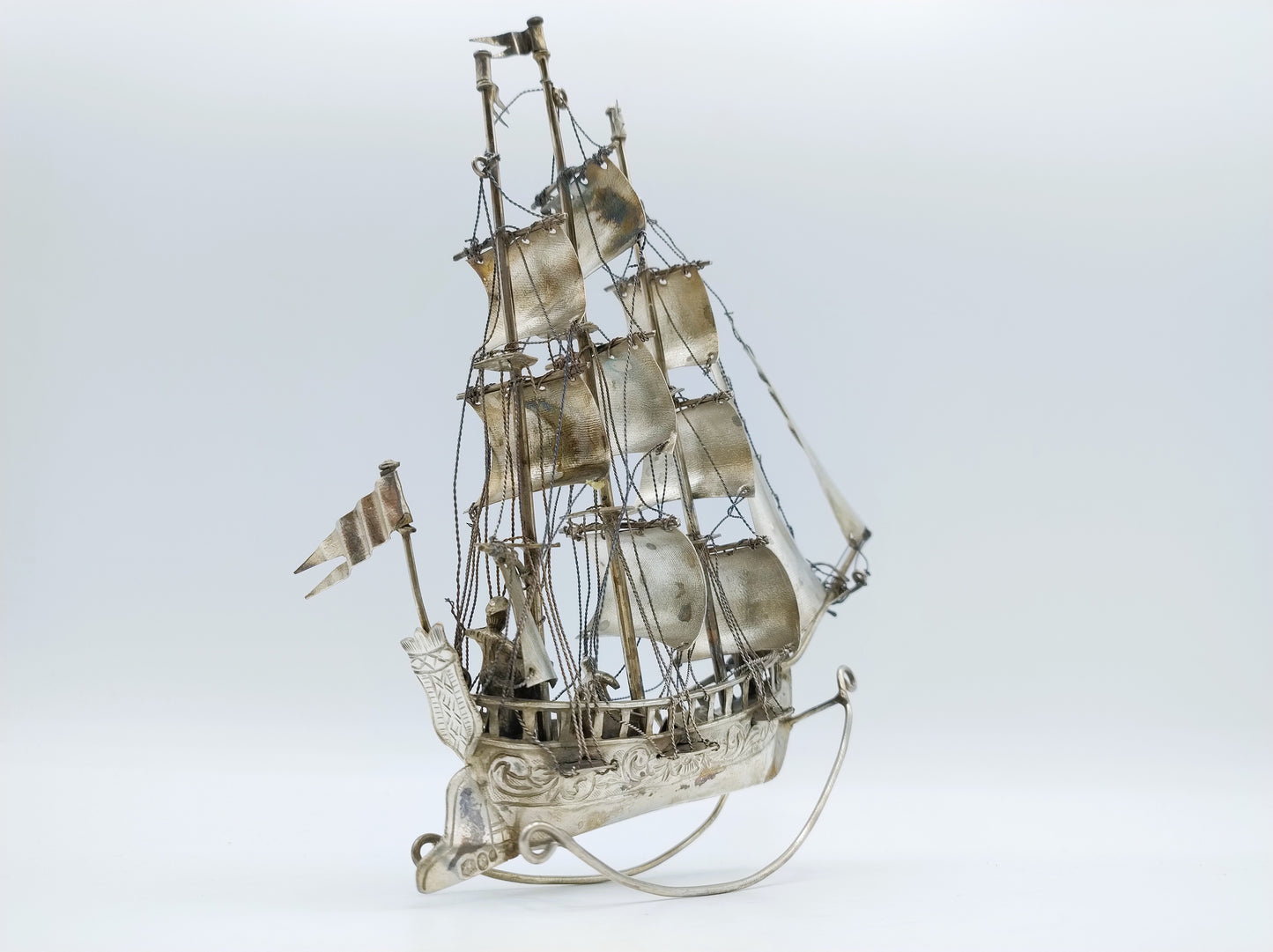 Grote zilveren miniatuur, driemaster, J. Postmus, Hoorn, 1918