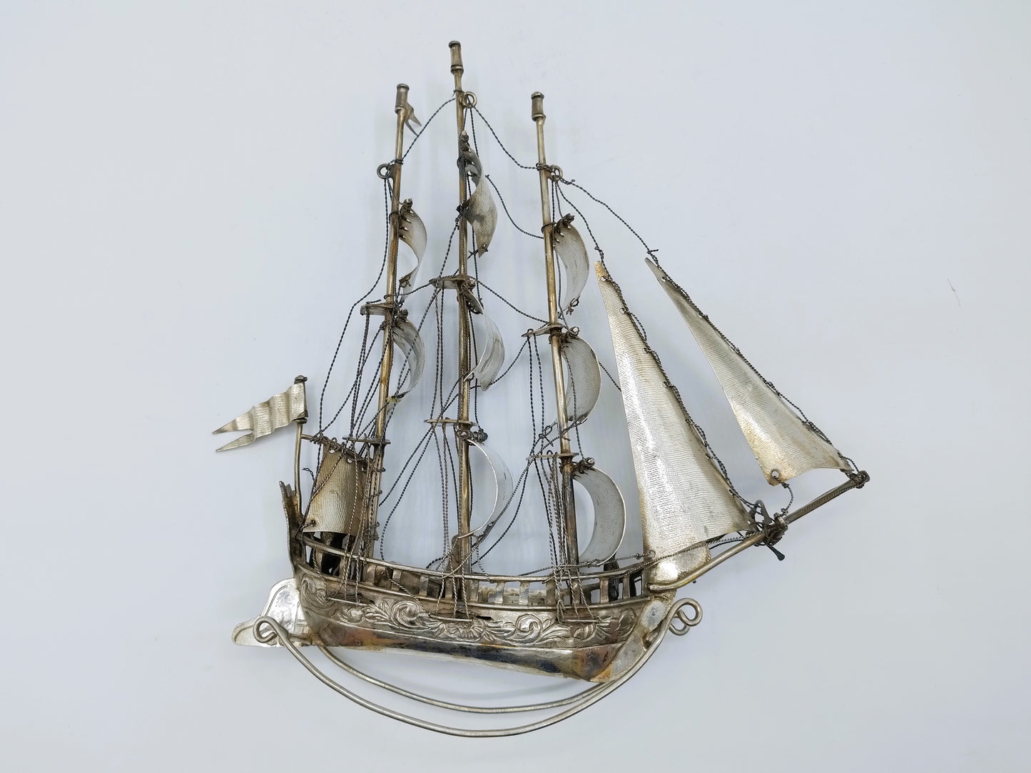 Grote zilveren miniatuur, driemaster, J. Postmus, Hoorn, 1918