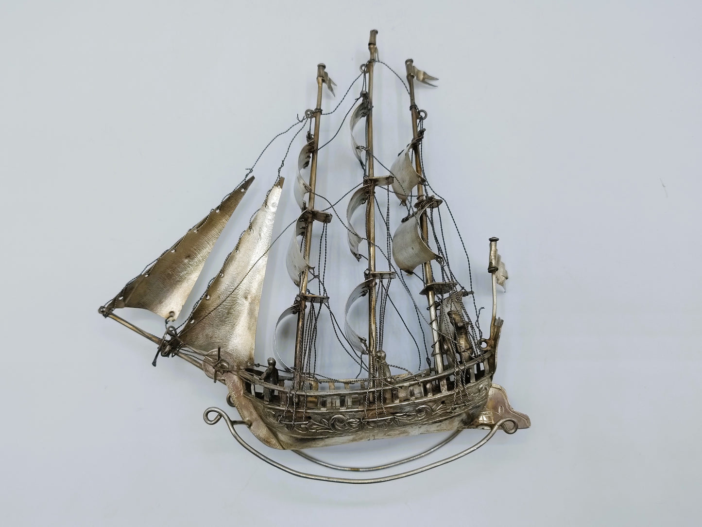 Grote zilveren miniatuur, driemaster, J. Postmus, Hoorn, 1918