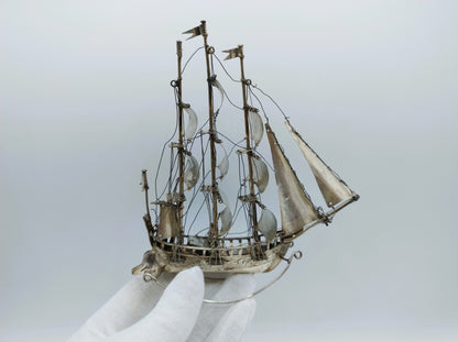 Grote zilveren miniatuur, driemaster, J. Postmus, Hoorn, 1918