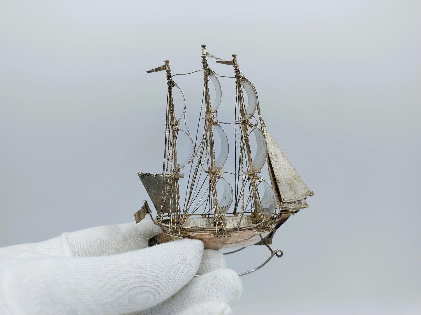 Grote zilveren miniatuur, driemaster, J. Verhoogt, Hoorn, ca. 1910
