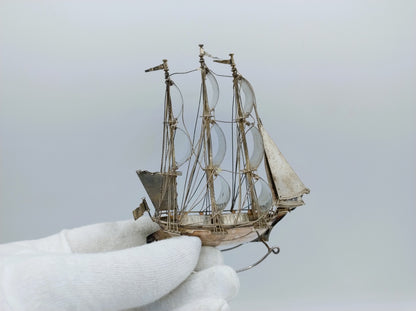 Grote zilveren miniatuur, driemaster, J. Verhoogt, Hoorn, ca. 1910