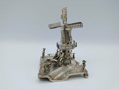 Grote zilveren miniatuur molen in polderlandschap, J. Verhoogt, Hoorn, 1905