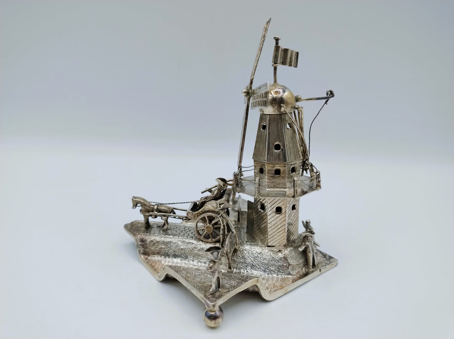 Grote zilveren miniatuur molen in polderlandschap, J. Verhoogt, Hoorn, 1905