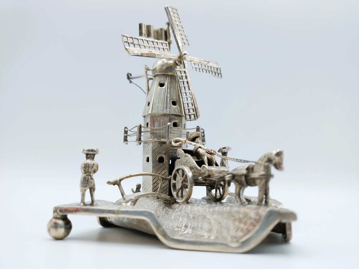 Grote zilveren miniatuur molen in polderlandschap, J. Verhoogt, Hoorn, 1905