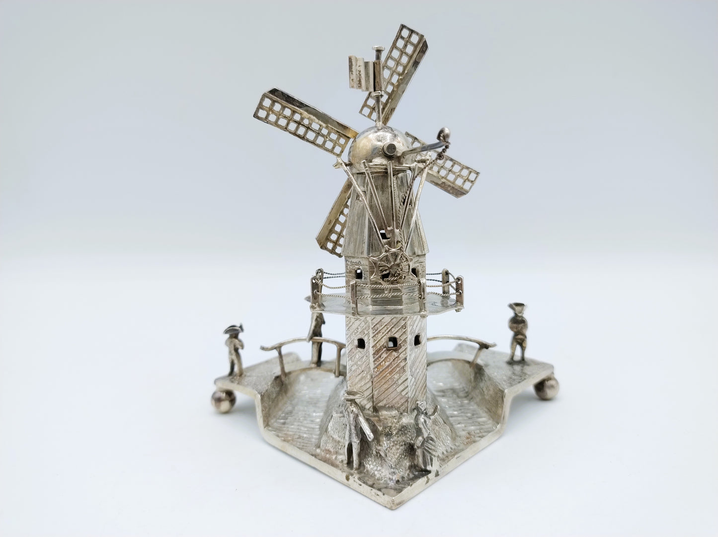 Grote zilveren miniatuur molen in polderlandschap, J. Verhoogt, Hoorn, 1905