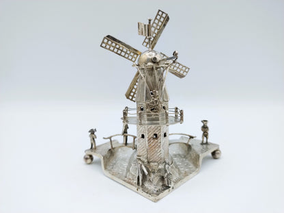 Grote zilveren miniatuur molen in polderlandschap, J. Verhoogt, Hoorn, 1905